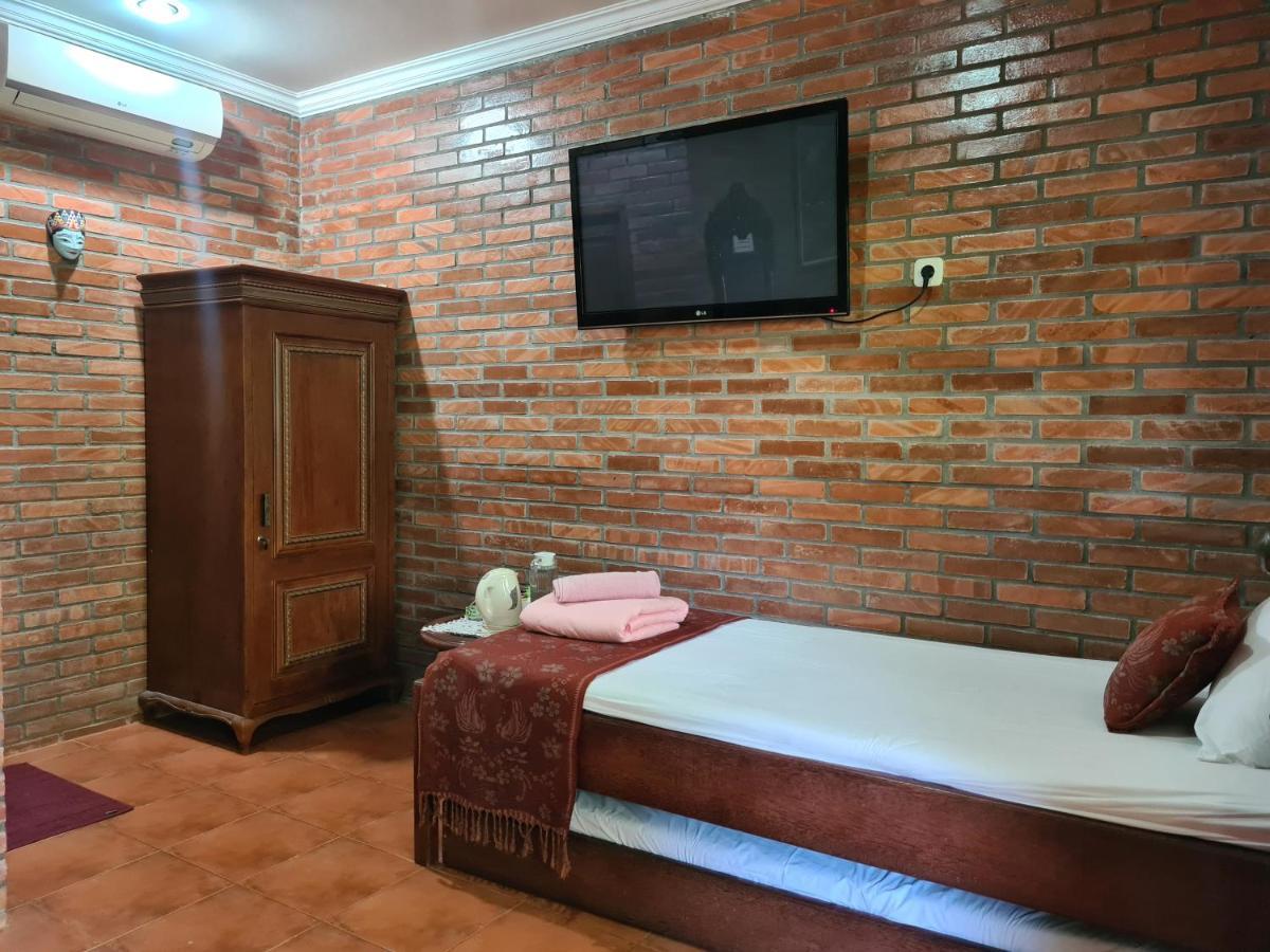 Ndalem Suryo Saptono Guest House Tugu Exterior foto