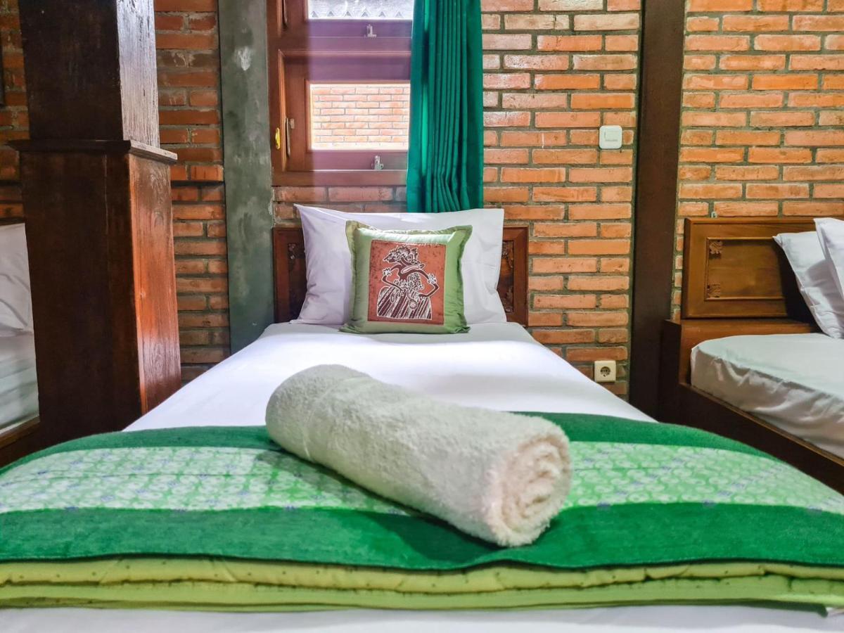 Ndalem Suryo Saptono Guest House Tugu Exterior foto